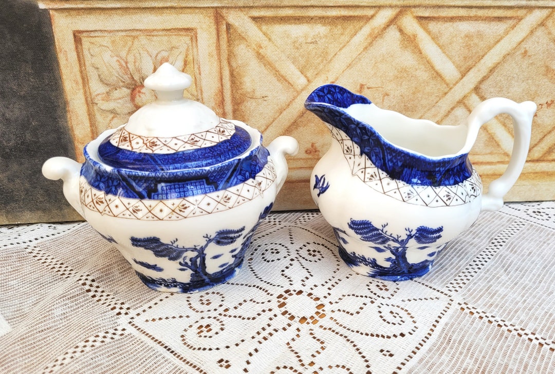 Churchill Blue Willow 30-Ounce Milk Jug - English Earthenware, Microwave & Dishwasher Safe, 5 Inches Tall - Classic Chinoiserie Design