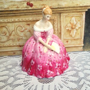 Royal Doulton Figurine Victoria HN2471, Hand Painted Pink Floral Dress,  Made in England - Etsy