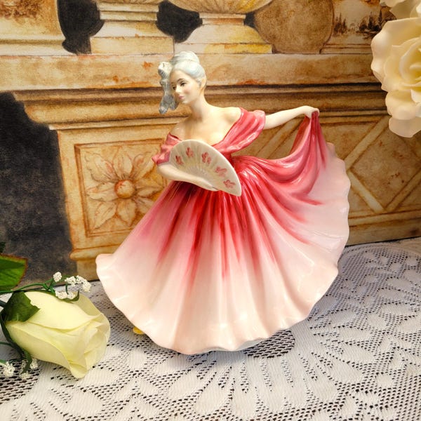 Royal Doulton Figurine Elaine HN3307, Made in England 1990