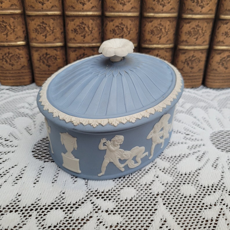 Wedgwood Blue Jasperware Blind Mans Bluff Large Box, Table Trinket Keepsake Box, Putti Playing zdjęcie 7