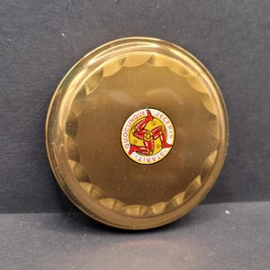 Mascot Powder Compact Isle of Man Souvenir, ongebruikte vintage cabriolet, jaren 60