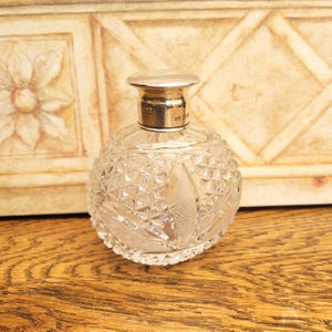 Antique Silver topped Perfume Bottle, Walker and Hall Sheffield 1916, Cut Glass Oval shape.