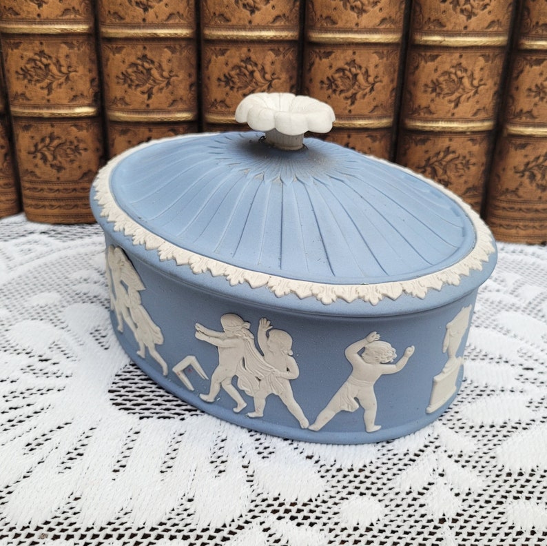 Wedgwood Blue Jasperware Blind Mans Bluff Large Box, Table Trinket Keepsake Box, Putti Playing zdjęcie 4