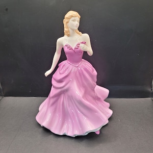 Royal Doulton Figurine &quot;Victoria&quot; HN4623, Pretty Ladies Figure of the year