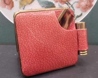 Kompaktowe etui na puder, szminkę i grzebień w stylu vintage. Czerwona, teksturowana skóra, ok. 1950 r.