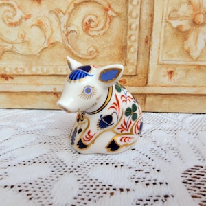 Royal Crown Derby Sitting Piglet Paperweight Figurine, Gold Stopper image 1
