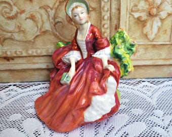 ロイヤルドルトン リディア フィギュア：HN 1908、赤いドレス