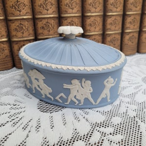 Wedgwood Blue Jasperware Blind Mans Bluff Large Box, Table Trinket Keepsake Box, Putti Playing zdjęcie 5