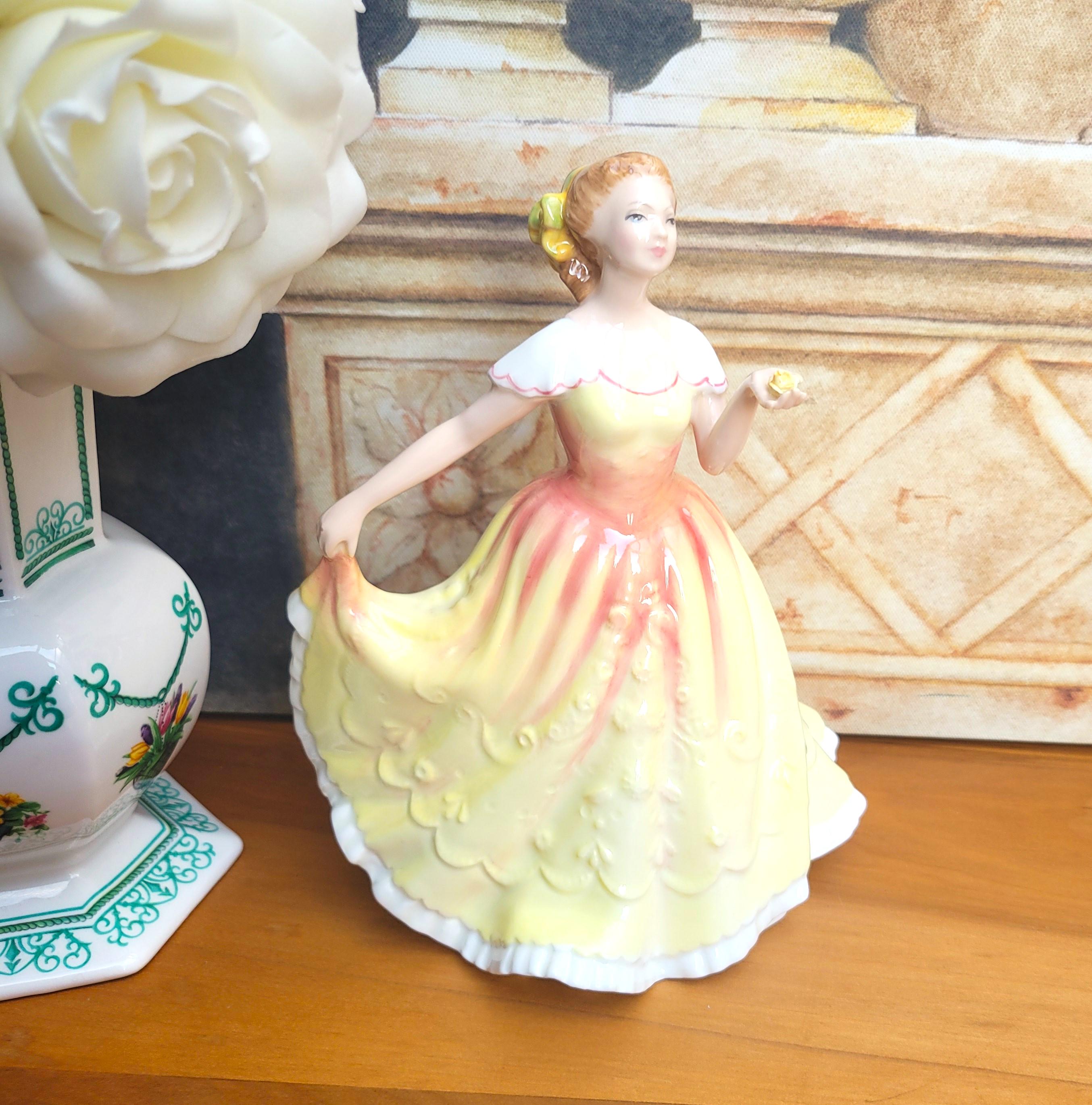 ロイヤルドルトン フィギュリン 2001 【Just For You】 ロイヤル