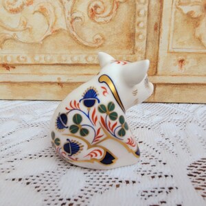 Royal Crown Derby Sitting Piglet Paperweight Figurine, Gold Stopper image 3