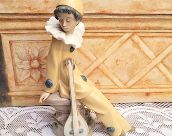 Nao by Lladro Pierrot Figurine 1054 &quot; Wandering Minstrel&quot; Clown with Mandolin
