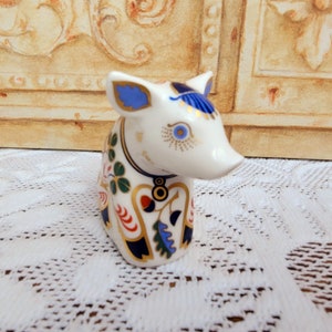 Royal Crown Derby Sitting Piglet Paperweight Figurine, Gold Stopper image 2