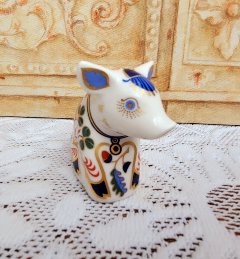 Royal Crown Derby Sitting Piglet Paperweight Figurine, Gold Stopper image 2