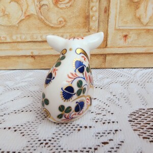 Royal Crown Derby Sitting Piglet Paperweight Figurine, Gold Stopper image 4