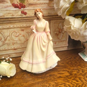 ロイヤルドルトン　置物 フィギュリン THE LOVE LETTER Royal Doulton Love Letter - Etsy