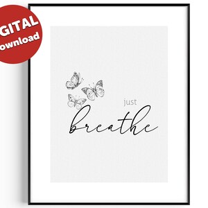 Peut inclure: Un téléchargement numérique imprimable avec une illustration en noir et blanc de papillons avec le texte "just breathe" en écriture cursive.