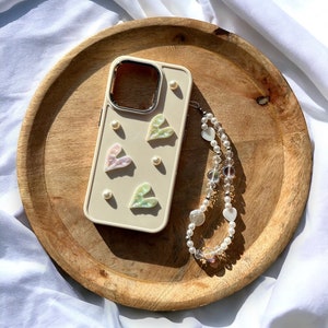 Telefoonhoesje - beige kleur - hoesje en telefoonjuweel - hartpatroon - iPhone - telefoonhoesje - telefoonband