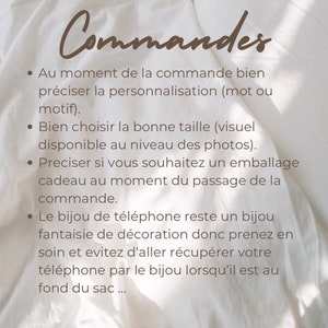 May include: A white sheet of paper with black text outlining instructions for ordering a personalized phone charm. The text reads "Commandes" and includes details about personalization, size selection, and packaging options. The text also mentions that the phone charm is a decorative item and should not be used to retrieve a phone from a bag.