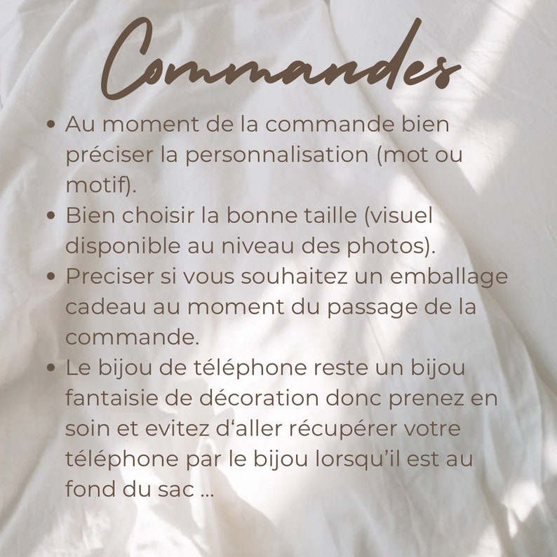 May include: A white sheet of paper with black text outlining instructions for ordering a personalized phone charm. The text reads "Commandes" and includes details about personalization, size selection, and packaging options. The text also mentions that the phone charm is a decorative item and should not be used to retrieve a phone from a bag.