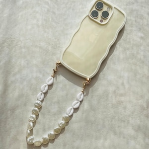 Coque wavy et Bijou de téléphone - iPhone - coque et son bijou de téléphone - perles nacrées - blanc - emily in paris - mindy phone