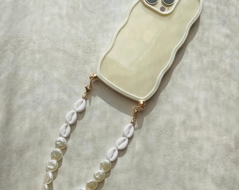 Coque wavy et Bijou de téléphone - iPhone - coque et son bijou de téléphone - perles nacrées - blanc - emily in paris - mindy phone