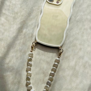 Coque wavy et Bijou de téléphone - iPhone - coque et son bijou de téléphone - perles nacrées - blanc - emily in paris - mindy phone