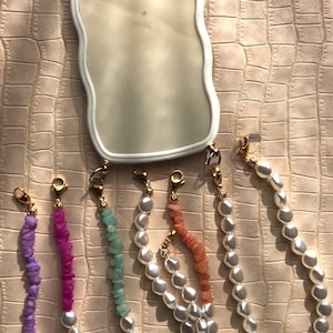 Bijou de téléphone EMILY IN PARIS - iPhone - coque et son bijou de téléphone - perles nacrées - blanc - mindy phone