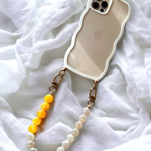 Coque wavy et Bijou de téléphone - iPhone - coque et son bijou de téléphone - perles nacrées - blanc - emily in paris - mindy phone