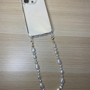 Bijou de téléphone EMILY IN PARIS - iPhone - coque et son bijou de téléphone - perles nacrées - blanc - emily in paris - mindy phone