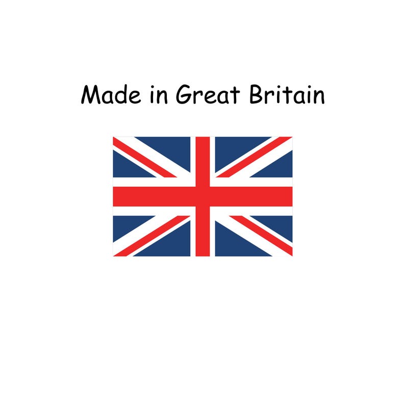 Pode incluir: A bandeira do Reino Unido, com uma cruz vermelha e faixas diagonais sobre fundo azul, com o texto "Made in Great Britain" acima da bandeira.