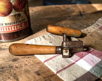 Antique Clamp-Style Can Opener – Wood Handle Steel Kitchen Tool
