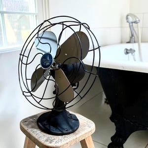 Puede incluir: Tabla de cortar de madera hecha a mano con acabado natural, ranura para jugos y asa. Dimensiones: aproximadamente 45,7 cm de largo, 30,5 cm de ancho y 2,5 cm de grosor.