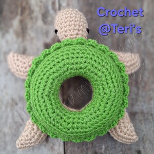 Peut inclure: Un jouet en crochet en forme de tortue avec une carapace verte et une t&ecirc;te et des pattes beiges. La carapace est en forme d'anneau, ce qui en fait un jouet amusant pour les b&eacute;b&eacute;s et les tout-petits.