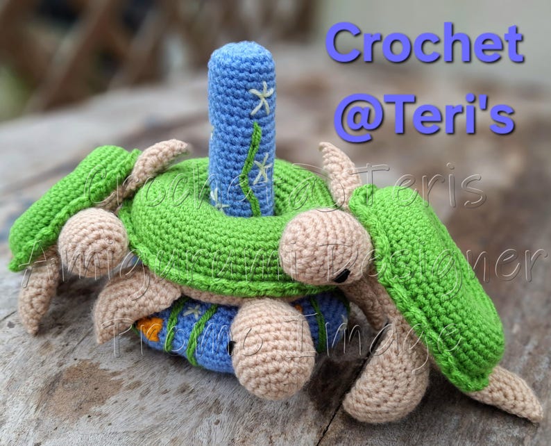 Peut inclure: Un jouet d'empilage en crochet compos&eacute; de quatre tortues vertes et beiges avec des accents bleus et blancs. Les tortues sont empil&eacute;es les unes sur les autres, la plus grande en bas et la plus petite en haut. Le jouet est fait de fil doux et est parfait pour les b&eacute;b&eacute;s et les tout-petits.