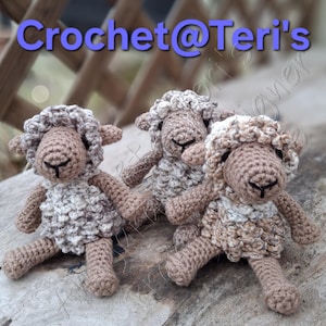 Puede incluir: Tres ovejas de ganchillo hechas a mano en tonos marrón y crema. Cada oveja tiene un cuerpo lanoso texturizado, una cara detallada y está sentada con las piernas extendidas. El texto "Crochet@Teri's" es visible en la imagen.