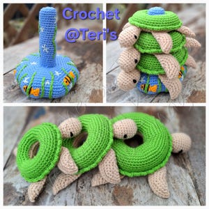 Peut inclure: Un ensemble de jouets empilables en forme de tortues au crochet. Les tortues sont vertes avec des dessous beiges et ont des yeux noirs. La tortue du bas est un anneau avec une base en crochet bleu et blanc avec des poissons orange et des fleurs blanches.