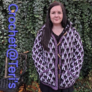 Peut inclure: Un cardigan à capuche en crochet violet et blanc avec un motif pied-de-poule noir et blanc. Le cardigan a une fermeture boutonnée et deux poches.