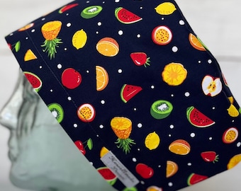 Casquette pour salle de soins chirurgicale à imprimé salade de fruits. Coton. Fait main au Royaume-Uni