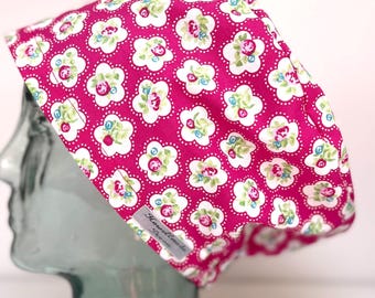 Bonnet rose Posy Design pour théâtre chirurgical : coton fait main au Royaume-Uni