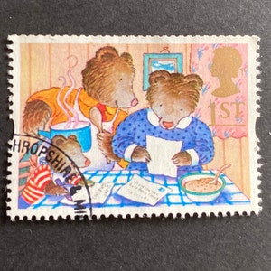 Francobollo di auguri vintage del 1994 Messaggi della regina Elisabetta II Francobollo I tre orsi Storia per bambini Mummia Orsa che legge un messaggio Francobollo