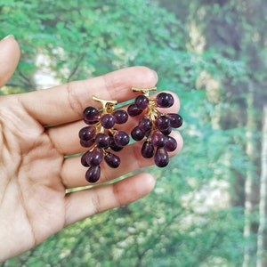 Boucles d&#39;oreilles raisins violets du Japon, boucles d&#39;oreilles pour femmes, boucles d&#39;oreilles en verre framboise, boucles d&#39;oreilles nourriture, boucles d&#39;oreilles fruits, cadeau pour elle