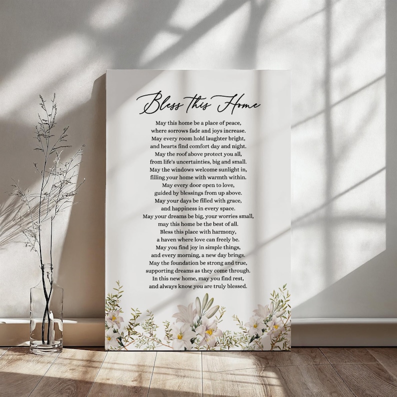 Puede incluir: Una impresi&oacute;n en lienzo blanco con un dise&ntilde;o floral y un poema sobre el hogar. El poema dice "Bless This Home" e incluye frases como "un lugar de paz", "risa brillante", "protegerlos a todos", "calidez interior", "guiado por bendiciones", "lleno de gracia", "felicidad en cada espacio", "lo mejor de todo", "un refugio donde el amor puede estar libre", "alegr&iacute;a en las cosas simples", "fuerte y verdadero", "encontrar descanso", y "verdaderamente bendecido".