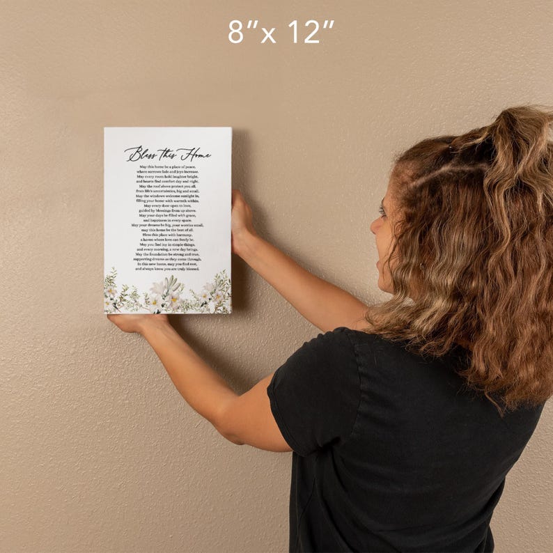 Puede incluir: Una impresi&oacute;n de 20,3 x 30,5 cm con un borde floral y un poema titulado "Bless This Home". El poema est&aacute; escrito en tinta negra e incluye frases como "Que este hogar sea un lugar de paz" y "Que tus sue&ntilde;os de cada cosa peque&ntilde;a, regalada por la ma&ntilde;ana, se levanten y crezcan".
