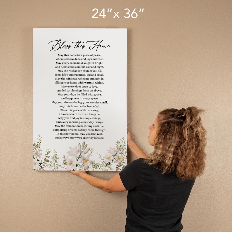 Puede incluir: Una impresi&oacute;n en lienzo de 61 cm x 91 cm con un dise&ntilde;o floral y un poema titulado "Bless This Home". El poema trata sobre encontrar la paz, la alegr&iacute;a y el amor en un hogar.
