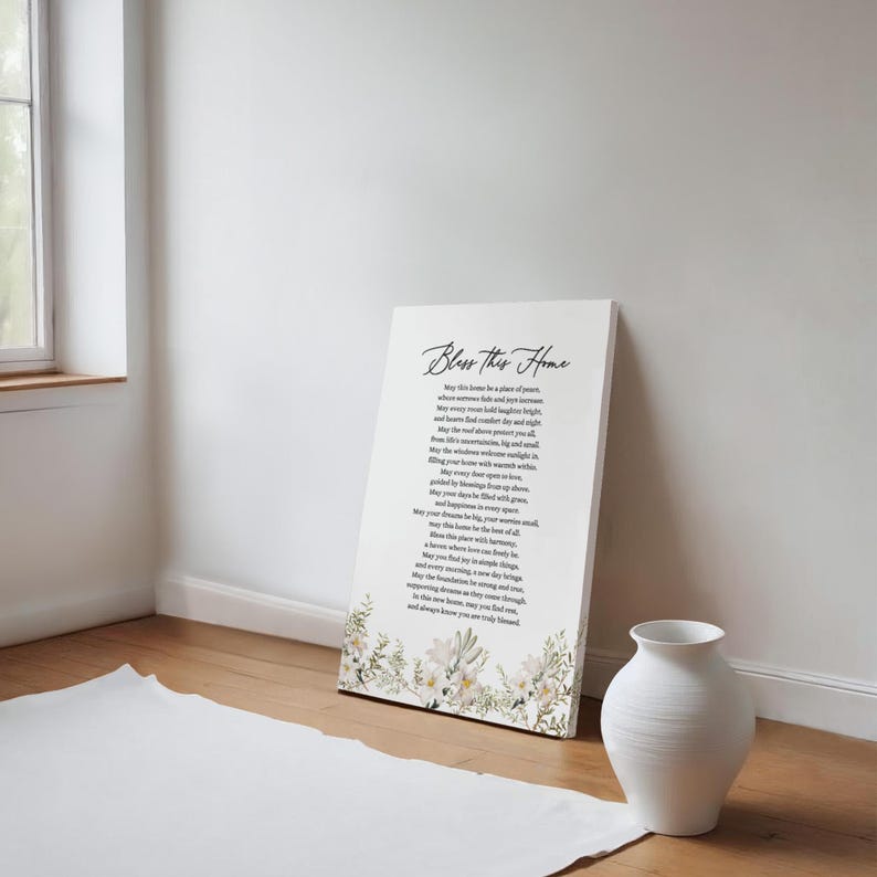 Puede incluir: Una impresi&oacute;n en lienzo blanco con un dise&ntilde;o floral y el texto "Bless This Home" con un poema sobre el hogar y la familia. El poema dice: "Que este hogar sea un lugar de paz, donde las penas se desvanezcan y la alegr&iacute;a aumente. Que cada ma&ntilde;ana sea brillante y nueva, y los corazones encuentren consuelo aqu&iacute; en ti. Que la comida de arriba los preserve a todos, de toda circunstancia, grande o peque&ntilde;a. Que su atm&oacute;sfera, c&aacute;lida y brillante, llene sus alrededores de alegr&iacute;a. Que cada bendici&oacute;n que encontremos dentro, guiada por la felicidad, se extienda y crezca. Que sus sue&ntilde;os est&eacute;n llenos de gracia, y la felicidad est&eacute; en cada espacio. Que su hogar sea grande, o tal vez peque&ntilde;o, su morada con amor para todos. Que este hogar sea su armon&iacute;a, un refugio donde los cansados ​​descansen, y cada segundo est&eacute; simplemente bendecido. Que encuentren alegr&iacute;a cada d&iacute;a, los l&iacute;mites de la vida se desvanecen. Que haya sue&ntilde;os emocionantes y cosas nuevas, inspirando sue&ntilde;os tan lejos como puedan ver. Que este hogar sea un lugar de paz, y siempre sepan que est&aacute;n verdaderamente bendecidos."