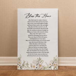 Puede incluir: Un cartel blanco imprimible con un dise&ntilde;o floral y un poema que dice "Bless this Home". El poema desea paz, alegr&iacute;a y felicidad en un hogar.
