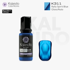 Pode incluir: Um frasco de 20ml de tinta acrílica Kaleido na cor Rally Spirit Blue com tampa e rótulo pretos. O rótulo apresenta o texto Kaleido, RapidAir Technology, K311 e Metallic. Ao lado do frasco há uma amostra de cor azul brilhante.