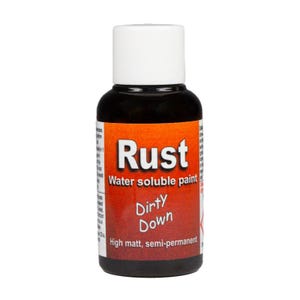 Puede incluir: Una botella de pintura soluble en agua "Rust" con tapa blanca. La etiqueta presenta el texto "Rust" en letras blancas grandes, con "Dirty Down" debajo. La pintura parece ser de color marrón oscuro, y la etiqueta también indica que es mate y semipermanente.
