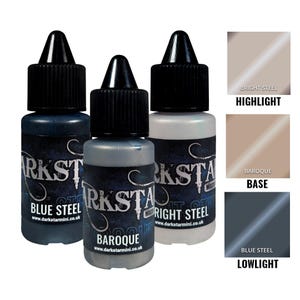 Puede incluir: Tres botes de pintura Darkstar Miniatures: Blue Steel, Baroque y Bright Steel, cada uno con tapa negra. Las etiquetas muestran el logotipo y el sitio web de Darkstar Miniatures. También se incluyen muestras de color para Highlight, Base y Lowlight.