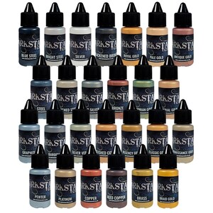 Puede incluir: Una colección de pequeños botes de pintura con tapas negras y etiquetas. Los botes están llenos de varios colores metálicos, incluyendo azul acero, plata y oro. Las etiquetas muestran los nombres de los colores, como "Bright Steel" y "Royal Gold".